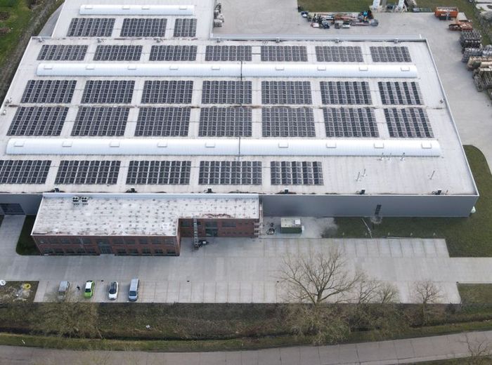 Luftaufnahme eines großen Gebäudes mit Solarpanelen am Remarc Standort.