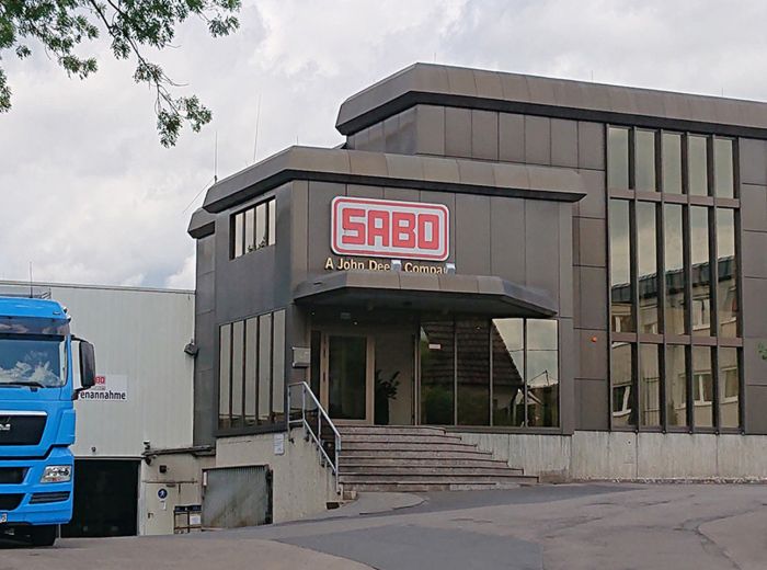 Lkw parkt vor einem großen Gebäude am Sabo Standort.