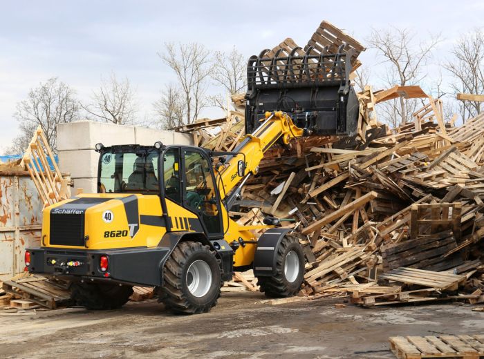 Baufahrzeug in Gelb und Schwarz, Schäffer 8620 T2, steht bereit für den Einsatz auf der Baustelle