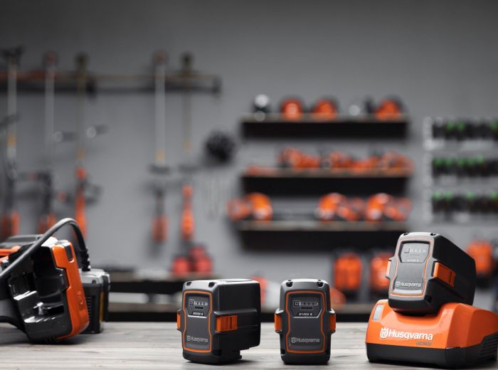 Black & Decker Werkzeuge im Verkaufsraum, mit Hinweisen auf den Husqvarna Service