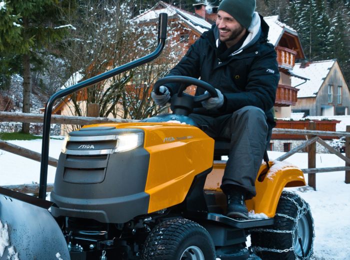 Stiga Aufsitzmäher – Wintereinsatz auf schneebedeckter Straße