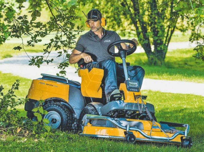 Stiga Benzin Frontmäher – zuverlässige Rasenpflege im Einsatz
