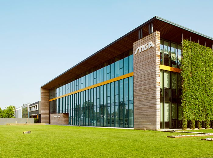 Gebäude mit grüner Wand und