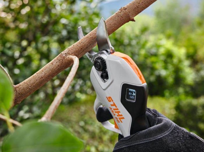 Stihl elektrische Astschere entdecken und Äste sicher und mühelos schneiden