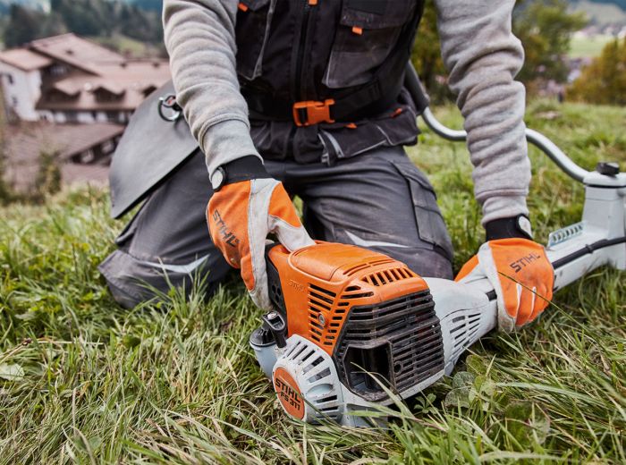 Stihl Freischneider FS311 entdecken und kraftvoll Gras sowie Gestrüpp mühelos schneiden