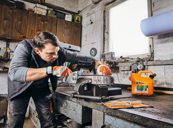 In einer Werkstatt nutzt ein Mann eine Kreissäge im Rahmen einer Stihl Inspektion