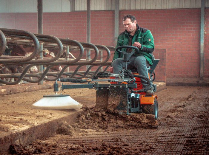 Ein Landwirt bedient einen Traktor in einem landwirtschaftlichen Innenraum