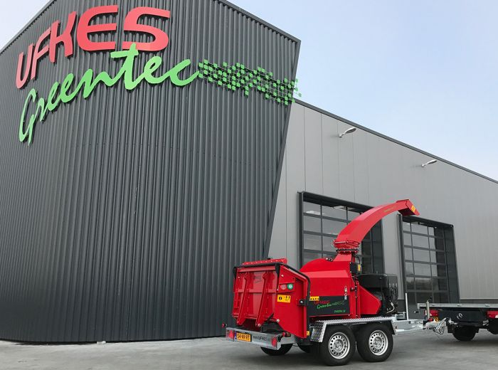 Lkw und Anhänger stehen vor dem Lagerhaus auf dem Ufkes Greentec Gelände.