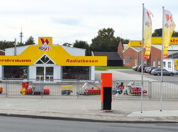 Westermann Firmengelände – Auffälliges gelb-rotes Gebäude als Wahrzeichen