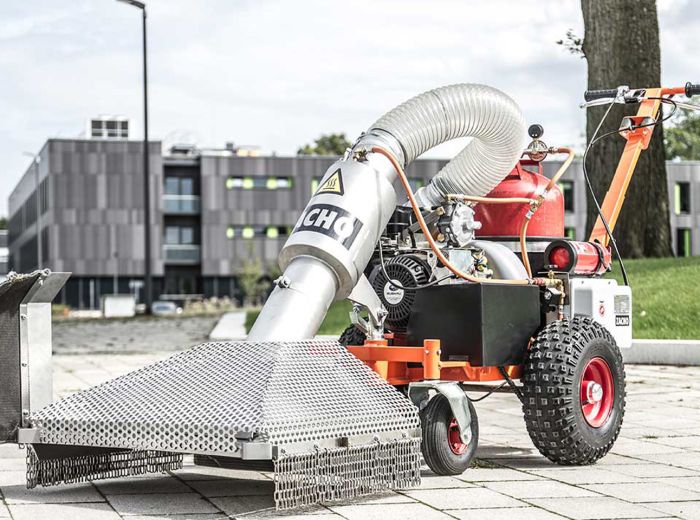 Handgeführte Zacho UKB 02 Maschine mit einem großen Schlauch, der auf dem Boden ausgelegt ist
